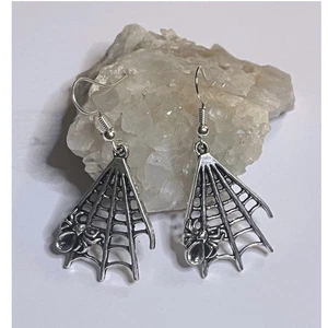 Silber Spinnennetz Goth Ohrringe - Spinne Alternative Gothic Statement Geschenk Spaß - Neu - Bild 1 von 15