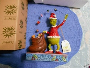 Figura Jim Shore Grinch Enesco Dr Seuss 2020 Grinch haciendo malabares en bolsa con caja - Imagen 1 de 8
