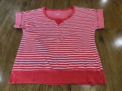 Camisa informal Hanes para mujer pequeña a rayas rojas y blancas con cuello en V y mangas de gorra Foto 1 de 4