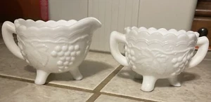 Imperial Glas Milchglas 3 Fuß Zucker Milchkännchen Traube erhaben Design - Bild 1 von 7