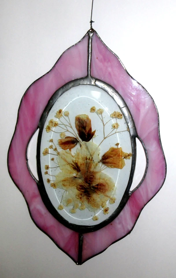 Vintage Stained Glass Dried Flowers Suncatcher Wall  Or Window Hanging 9.5" Foto 1 de 4