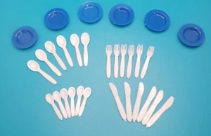 Vero DDR Teller und Besteck Zubehör Kunststoff Puppenstube Puppenhaus Deko 30 T - Picture 1 of 2