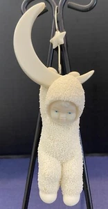 Snowbabies Dept 56. Adorno de Navidad Hangin On - Imagen 1 de 8