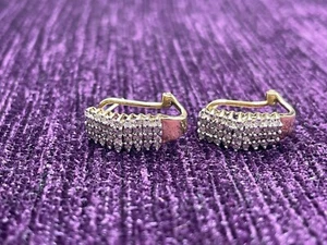 JUEGO DE PENDIENTES DE DIAMANTES DE ORO AMARILLO DE 9 QUILATES DE 9 QUILATES DE APROXIMADAMENTE MEDIO QUILATE USADOS - Imagen 1 de 3