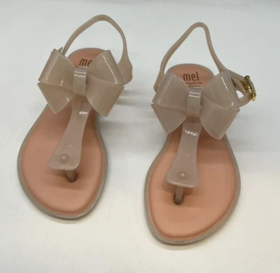 Sandalias Mel Dreamed by Melissa para niños pequeños 11 rubor doble lazo correa en T hebilla dorada Foto 1 de 4