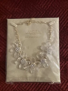 Amrita Singh Halskette, klare Blumen- und Diamantformen/goldfarben. Geöffnete Box - Bild 1 von 5