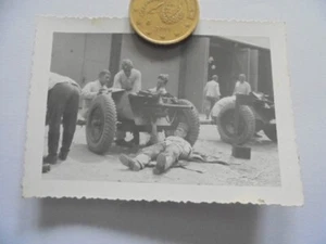 Foto Wehrmacht Soldaten warten PAK Geschütz Panzerabwehr 3,7cm - Picture 1 of 2