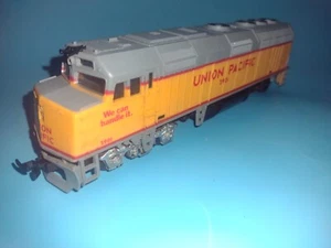 LIFE-LIKE HO Scale - F40PH Diesel Locomotive - Union Pacific #3901 Tested In EUC - Picture 1 of 5