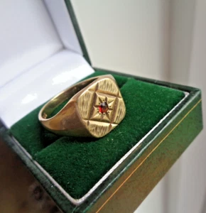 9ct Gold Signet Ring & Garnet Vintage hallmarked 1972 London size U - Picture 1 of 7