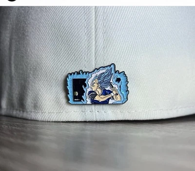 Fossil Fitts Dragon Ball Super Vegeta SSB Batterman Pin Sombrero Club Azul GITD Foto 1 de 4