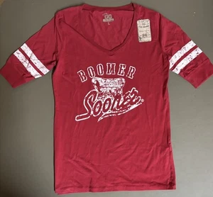 Damas OU Boomer Sooner Rojo GG Camiseta De Colección Camiseta Grande Oklahoma Puerta Trasera ¡NUEVA!! - Imagen 1 de 2