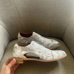 NUEVO SIN ETIQUETAS: Oxford recortado de piel de vaquero negro talla 9,5 - Imagen 1 de 8