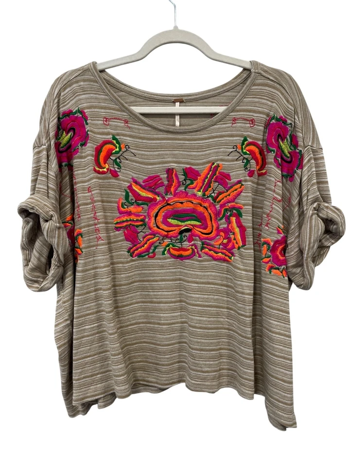 Camiseta bordada listrada Free People Catalunya tamanho médio bege boêmia - Imagem 1 de 4