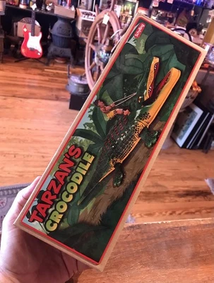 ОЛОВЯННАЯ ИГРУШКА ЗАВОДНОЙ ТАРЗАН КРОКОДИЛ КЛАССИЧЕСКАЯ КРАСОТА НОВАЯ ИЗ СТАРЫХ ЗАПАСОВ ОРИГИНАЛЬНАЯ КОРОБКА - Изображение 1 из 4