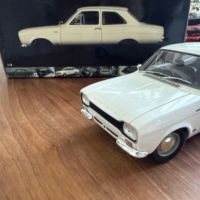 MINICHAMPS Ford Escort TC 1968 1/18 modello pressofuso bianco nuovo - Immagine 1 di 3