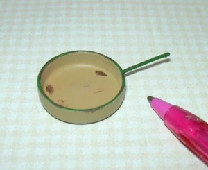 Sartén grande esmaltada rústica envejecida en miniatura, DORADA (MANGO TIPO B) CASA DE MUÑECAS 1:12 - Imagen 1 de 1
