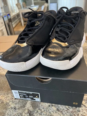 Zapatos Jordan Max Auta 5 para jóvenes - negros/dorados - # DQ8404-007 - talla 4,5 años Foto 1 de 4