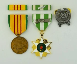Vietnam Campaign and Service Medal Set with EXPERT MARKSMANSHIP BADGE - Picture 1 of 2