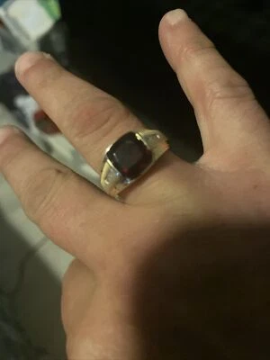 Anillo de hombre. Oro amarillo de 10kt con diamantes. El granate es la piedra Foto 1 de 4