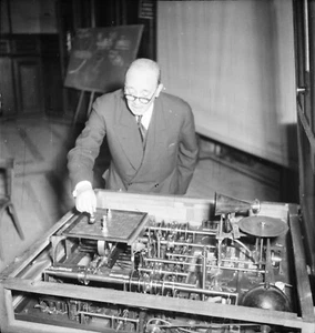 Arts et Métiers 1951 - 13 Négatifs 6 x 6 - Machine à Jouer aux Echecs - T 44 - Picture 1 of 13