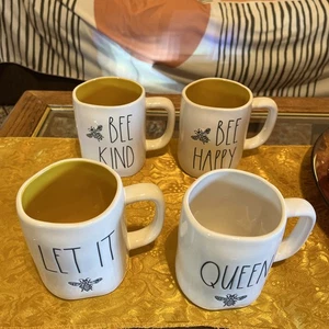 Juego de 4 tazas de abeja Rae Dunn; Let It, Bee Kind, Bee Happy, Queen 3 amarillas - Imagen 1 de 24