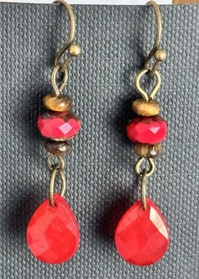 Brincos de ouro, olho de tigre e lágrima vermelha vintage. - Imagem 1 de 3