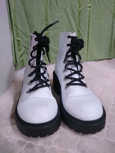 sketchers white boots