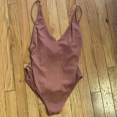 Forever 21 One Piece 粉红色罗纹泳装,尺寸 L — 第 1/2 张图片