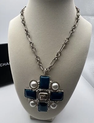 Collar Cruz Chanel 13S Plata Metal Perlas y Azul MALTÉS ¡Auténtico!! Foto 1 de 4
