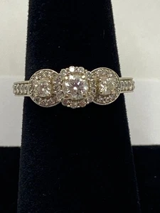 14K WEISSGOLD 3 STEINE DIAMANT HALO RING 4,6 G GRÖSSE 7 (TDW034354) - Bild 1 von 6