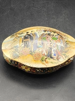 Vintage Japanese Royal Satsuma Trinket Jewelry Box w/ gold & Geisha Girls - Image 1 of 4