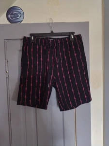 Hot Topic pantaloncino uomo nero con filo spinato rosso taglia media - Foto 1 di 10