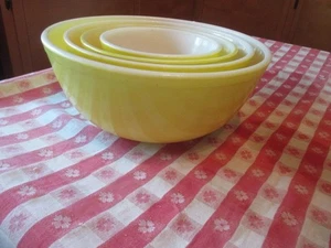 Vintage Pyrex Yellow Mixing Bowls 4 Piece Set 401 402 403 404 EUC - Picture 1 of 9