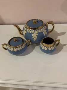VINTAGE GIBSONS STAFFORDSHIRE ENGLAND WEDGEWOOD STYLE BLUE TEAPOT,SUGAR,CREAMER - Picture 1 of 20