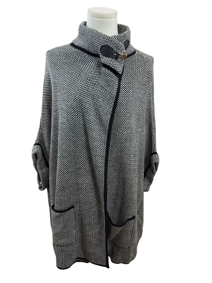 Cárdigan Poncho Cejón Blanco y Negro Frente Abierto con Bolsillos y Hebilla Talla OSFM - Nuevo Foto 1 de 4