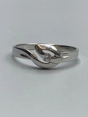 ANILLO DE PIEDRA ÚNICA DE ORO BLANCO DE 14 QUILATES Foto 1 de 4