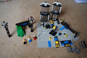 LEGO Studios and Minifigures / T-Rex (Incomplete) partial set - including old CD - Picture 1 of 15