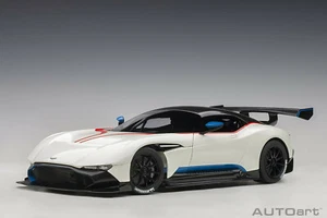 70261 Aston Martin Vulcan 2015 (stratus white/blue stripes) (compo 1:18 Autoart - Picture 1 of 1