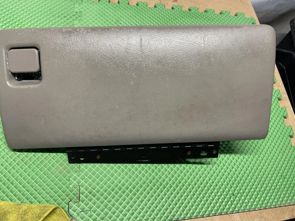 02-05 Cadillac Escalade Glove Box Assembly Pewter Oem Tested - Image 1 of 4