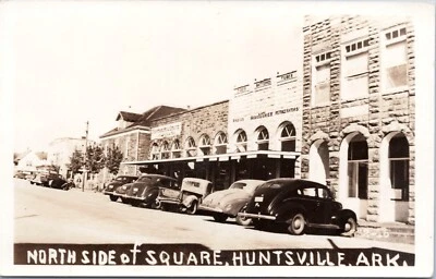 Northside of Square, Huntsville, Arkansas - Foto postal RPPC década de 1940 - Coches antiguos Foto 1 de 2