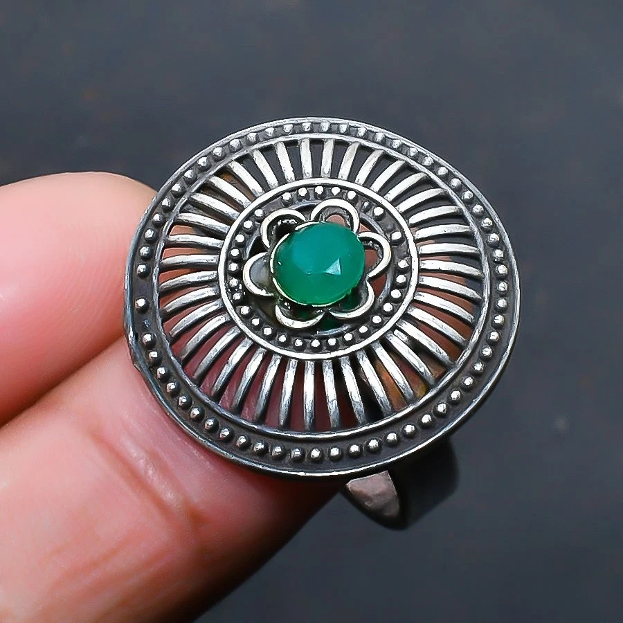 Anillo de joyería hecho a mano con piedras preciosas de esmeralda talla 7,5 de EE. UU. Foto 1 de 1