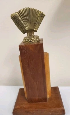 Trofeo o premio acordeón vintage, música lunka madera y metal, con grabado 9,5" Foto 1 de 4