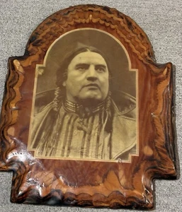 Vintage Indianer Portrait gebranntes Holz Plakette Litho hängend Wandkunst - Bild 1 von 15