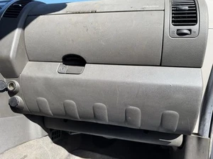 2006 Nissan Pathfinder SE 4.0L 4X4 Glove Box Complete Graphite K 2005-2011 OEM - Foto 1 di 7