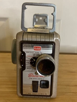 Cámara de cine Kodak Brownie vintage 8 mm modelo II lente 13 mm f/2,7 vientos y giros Foto 1 de 4