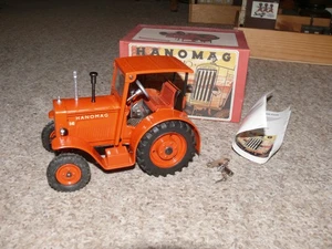 S82  Hanomag R40 mechanischer Traktor mit Verdeck Art.Nr. 14056 - Bild 1 von 1