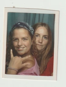 VINTAGE PHOTO BOOTH - CUTE YOUNG GIRL FRIENDS, HAND SIGN - Picture 1 of 1