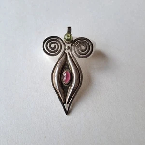 Energie der großen Göttin - Anhänger Aus 925 Silber, Granat & Peridot - Bild 1 von 3