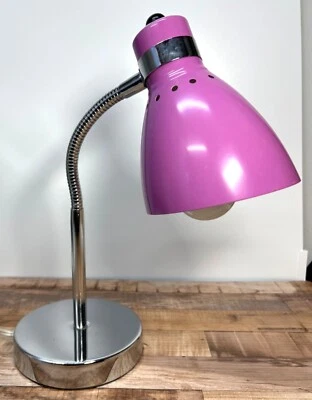 Lámpara de escritorio púrpura con cuello de cisne flexible y base cromada para oficina en casa Foto 1 de 4