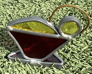 Handgefertigte Buntglas Martini Cocktail Mini Skulptur rot & gelb 2,25 Zoll - Bild 1 von 3